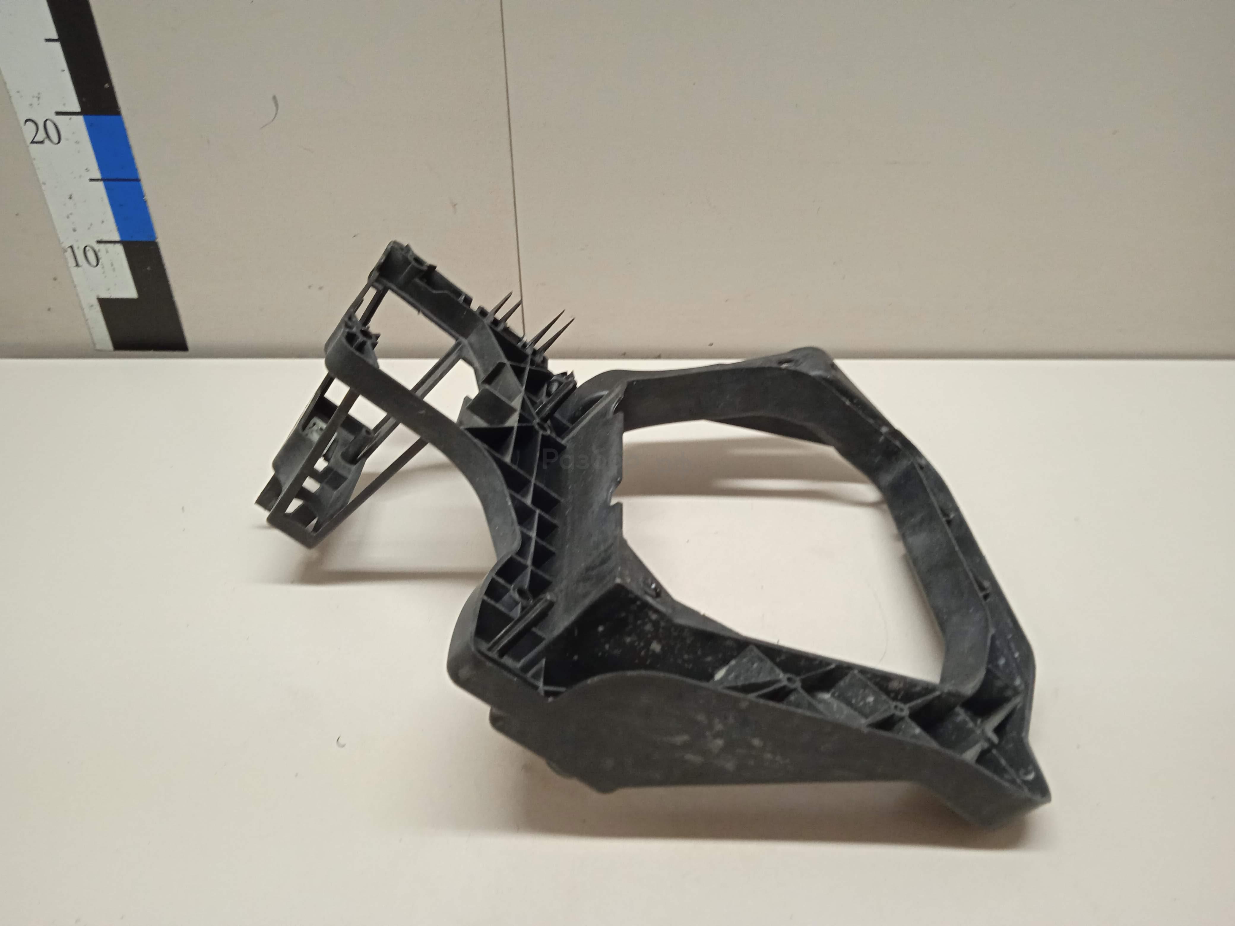 Кронштейн фар правый