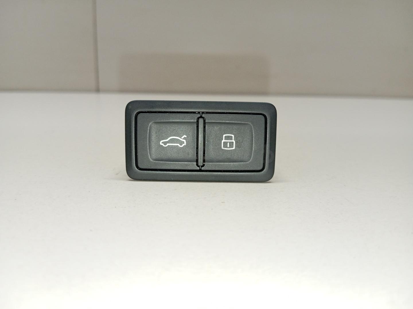 Кнопка закрывания багажника