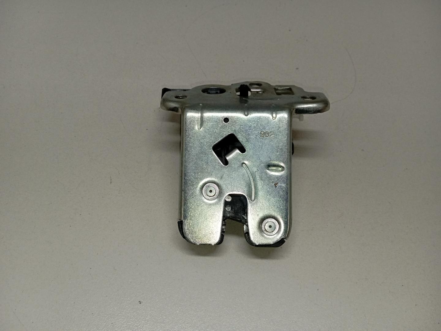 Замок багажника